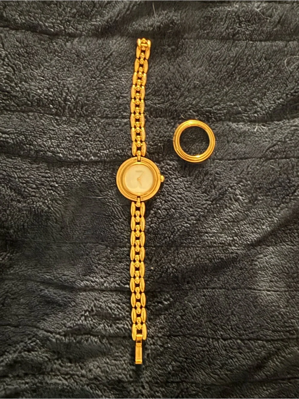 GUCCI Interchangeable Bezel Watch With Gold Tone Bezel - Picture 2 of 4